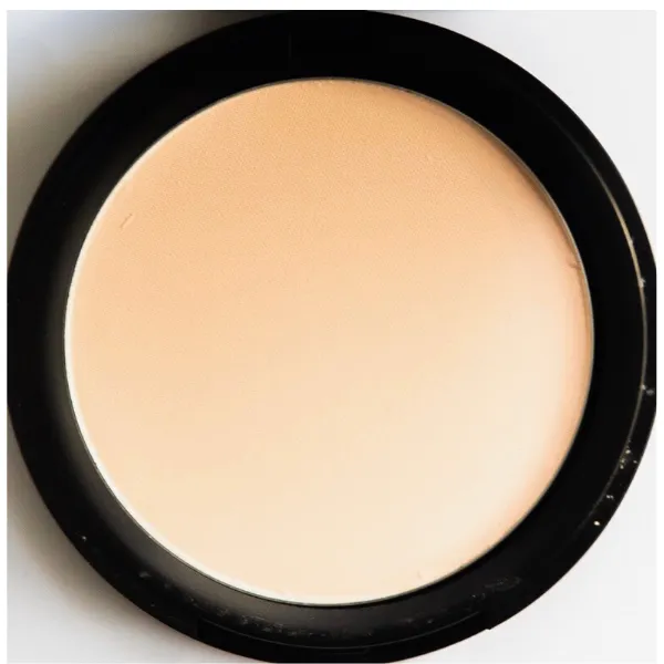 Preslee Powder Cake in Medium-Lightweight Matte Pressed Powder